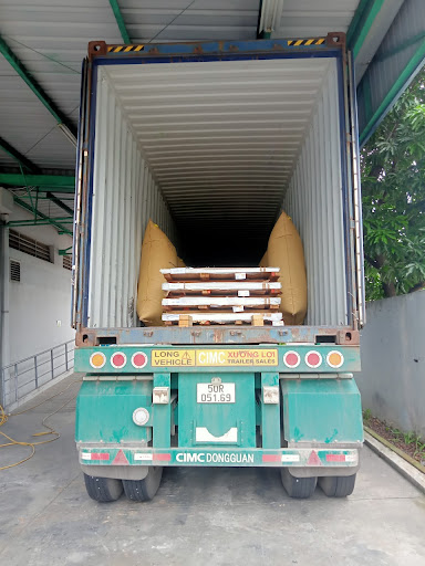 chen lot hang hoa trong container